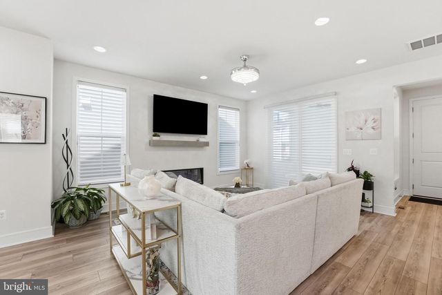 23135 GLENWOOD HEIGHTS CIR, Brambleton, VA 20148