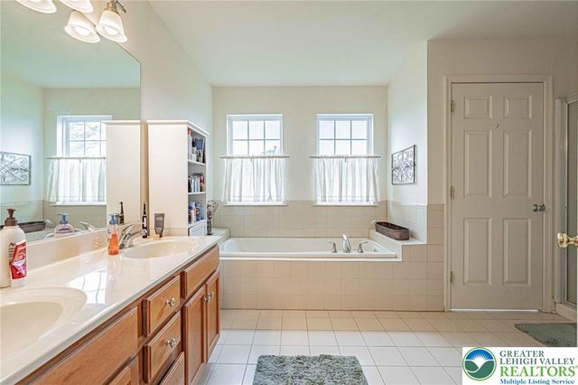 973 Iron Lane, Forks Twp, PA 18040