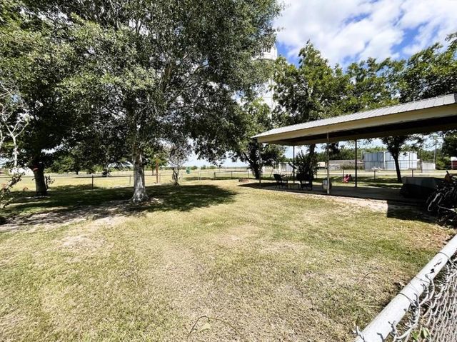 805 S 2nd Street, Ganado, TX 77962