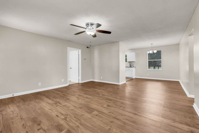 542 Roselawn Dr, Clarksville, TN 37042