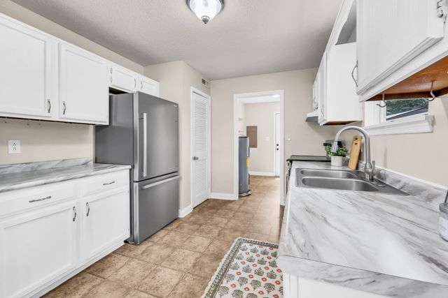 542 Roselawn Dr, Clarksville, TN 37042