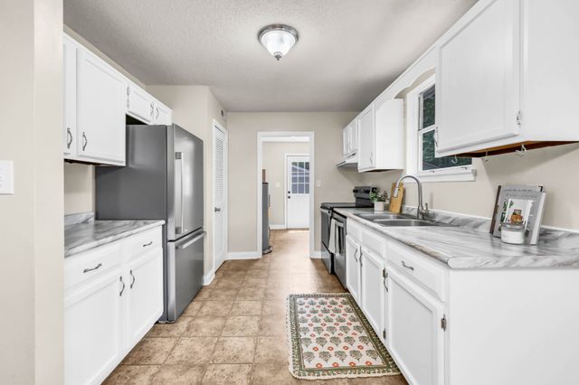 542 Roselawn Dr, Clarksville, TN 37042