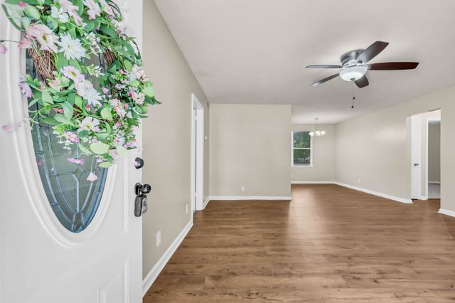 542 Roselawn Dr, Clarksville, TN 37042