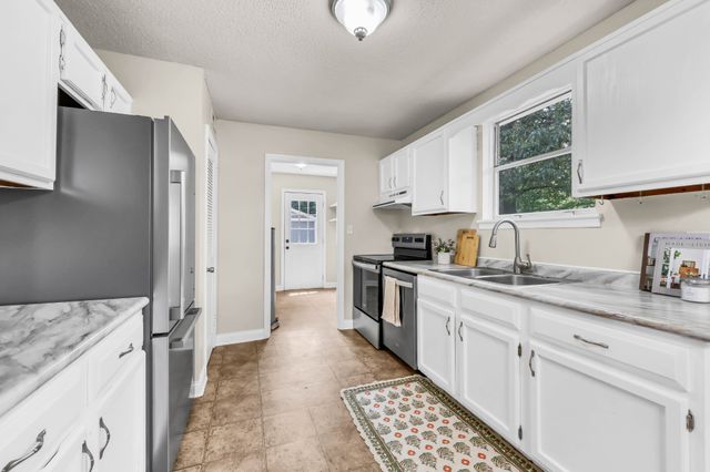 542 Roselawn Dr, Clarksville, TN 37042