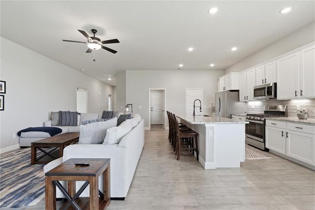 22662 W 89th Street, Lenexa, KS 66227