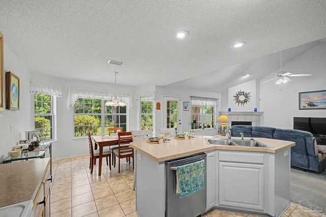 7654 Manatee St, Navarre, FL 32566