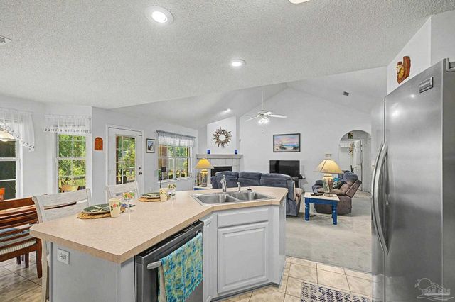 7654 Manatee St, Navarre, FL 32566
