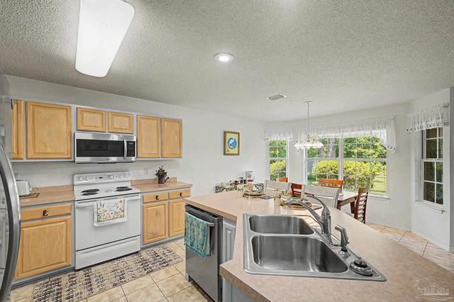 7654 Manatee St, Navarre, FL 32566