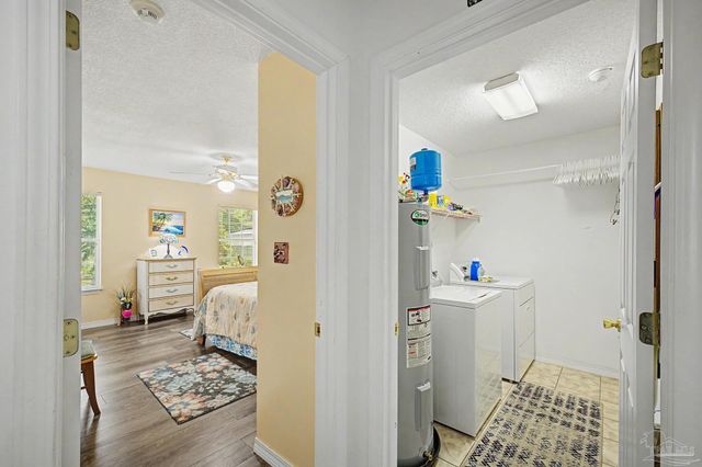 7654 Manatee St, Navarre, FL 32566