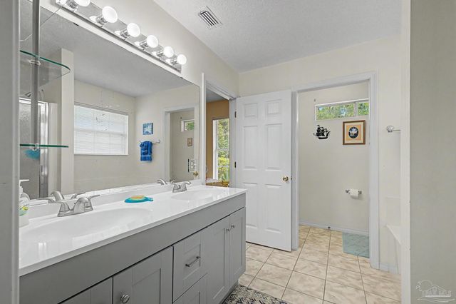 7654 Manatee St, Navarre, FL 32566