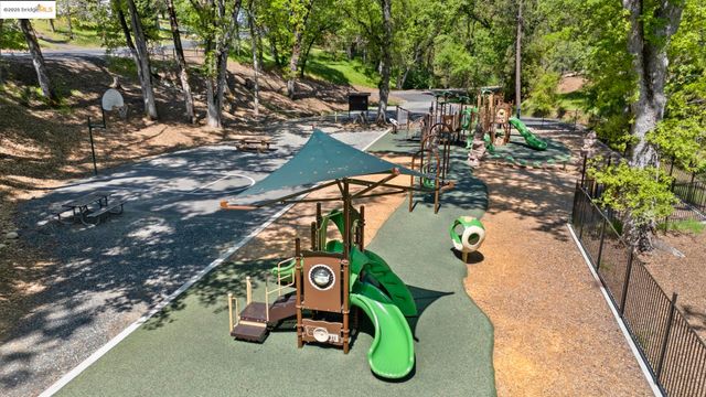 20734 Hemlock St, Groveland, CA 95370