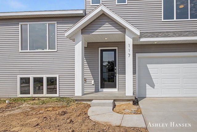 117 Chase Nw, Kent City Vllg, MI 49330