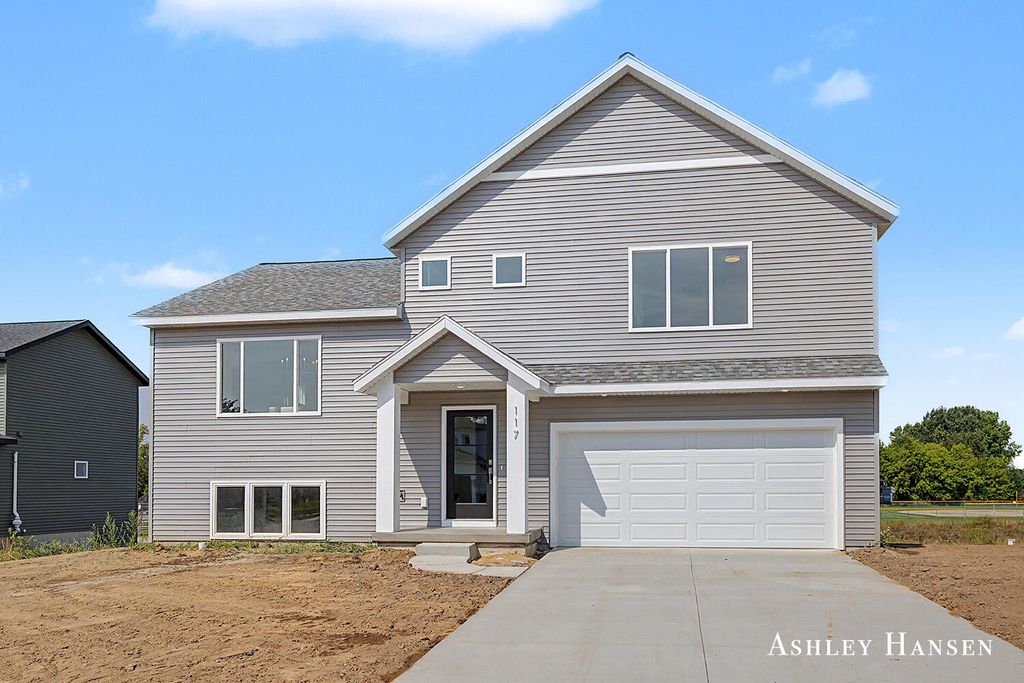 117 Chase Nw, Kent City Vllg, MI 49330