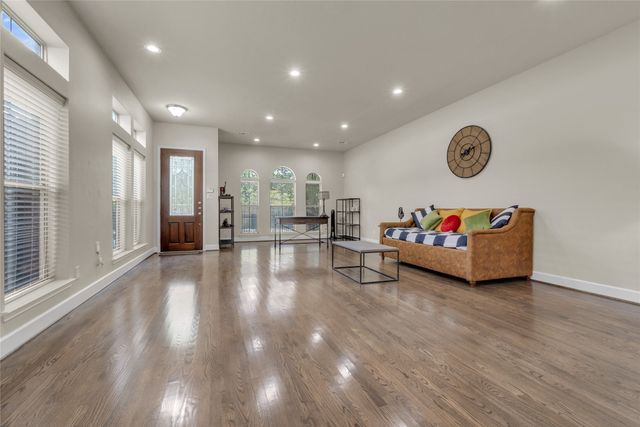 2407 Knight Street, Dallas, TX 75219