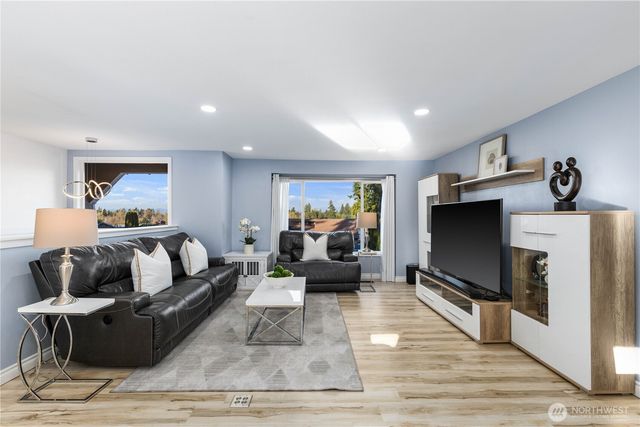 2610 211th Avenue E, Lake Tapps, WA 98391