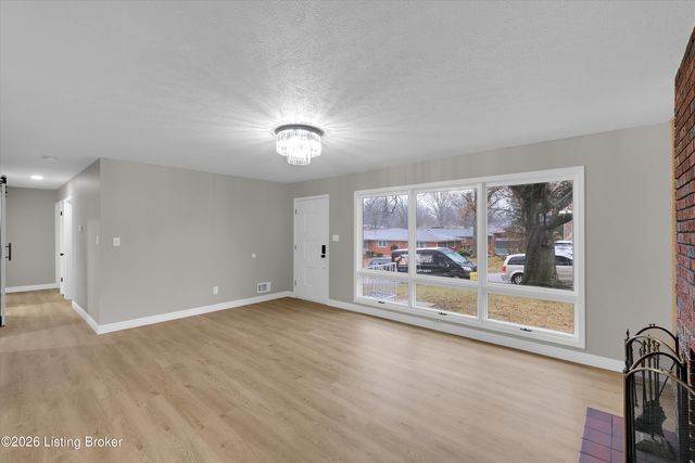 1417 Cloverhills Dr, Louisville, KY 40216