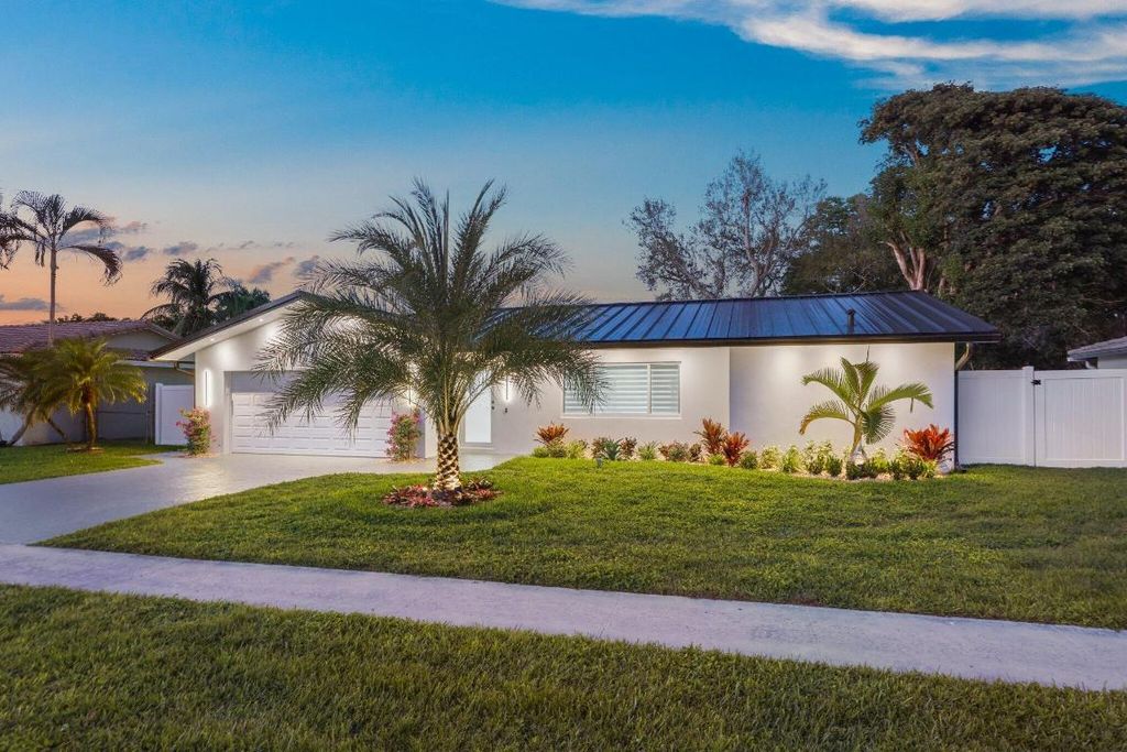 Image 10 of property listing at 979 NW 8th Street, Boca Raton, FL 33486