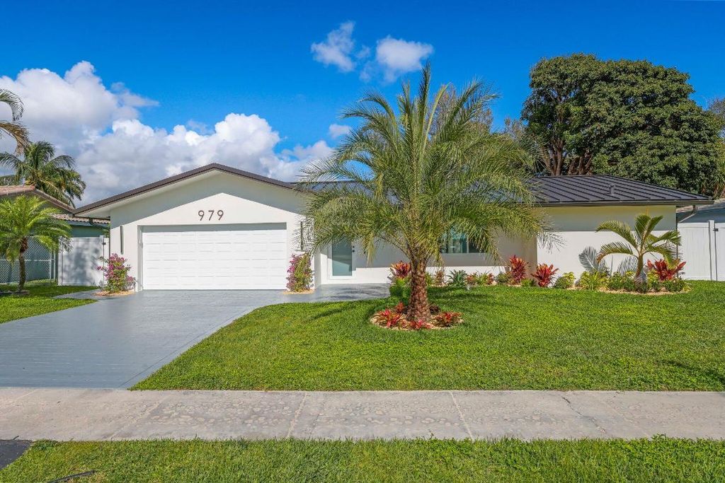 Image 12 of property listing at 979 NW 8th Street, Boca Raton, FL 33486