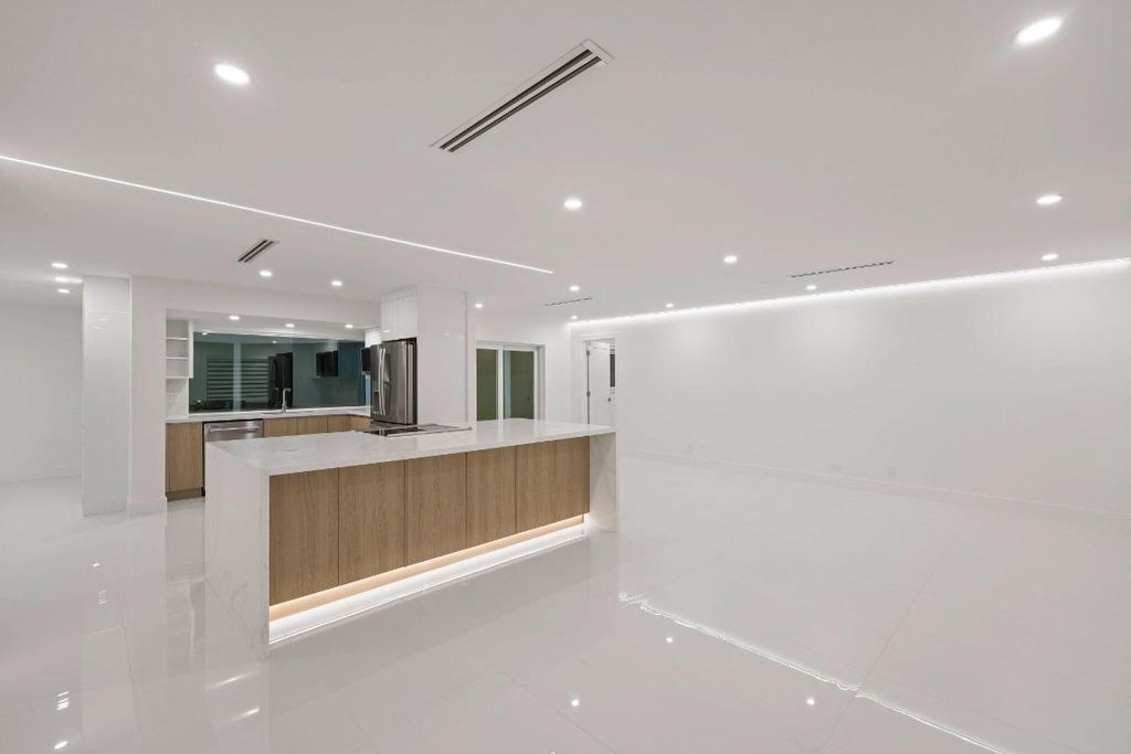 Image 17 of property listing at 979 NW 8th Street, Boca Raton, FL 33486