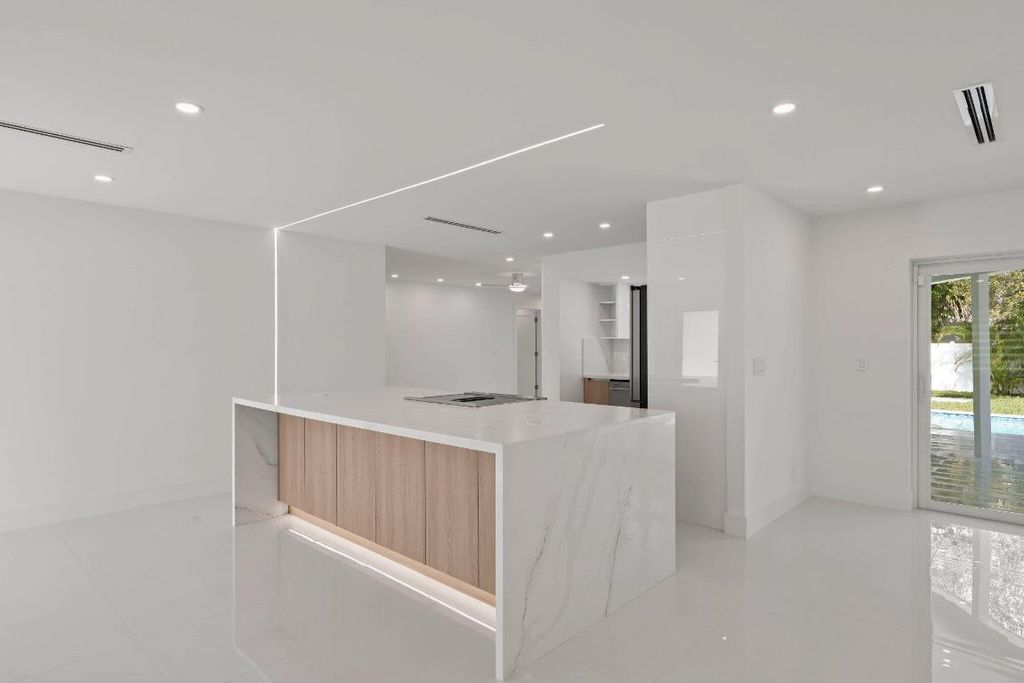 Image 20 of property listing at 979 NW 8th Street, Boca Raton, FL 33486