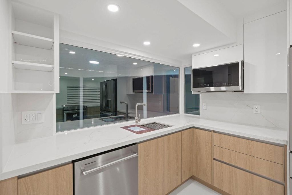 Image 25 of property listing at 979 NW 8th Street, Boca Raton, FL 33486