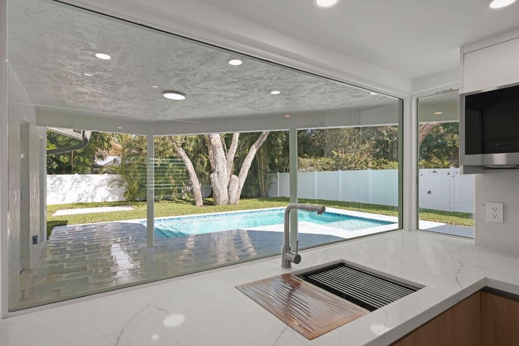 Image 27 of property listing at 979 NW 8th Street, Boca Raton, FL 33486