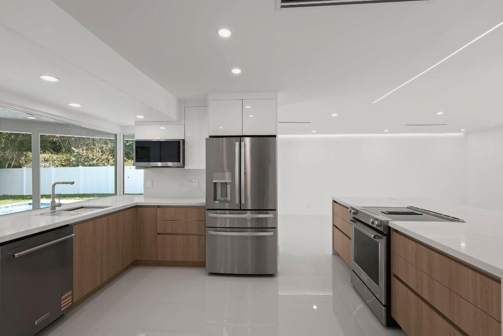 Image 28 of property listing at 979 NW 8th Street, Boca Raton, FL 33486