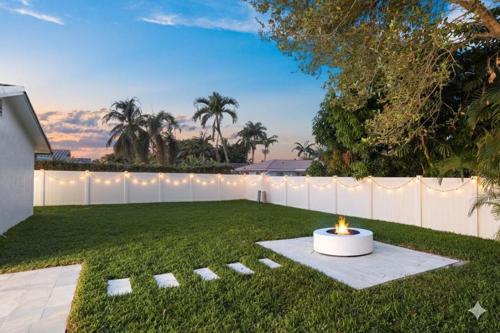 Image 3 of property listing at 979 NW 8th Street, Boca Raton, FL 33486