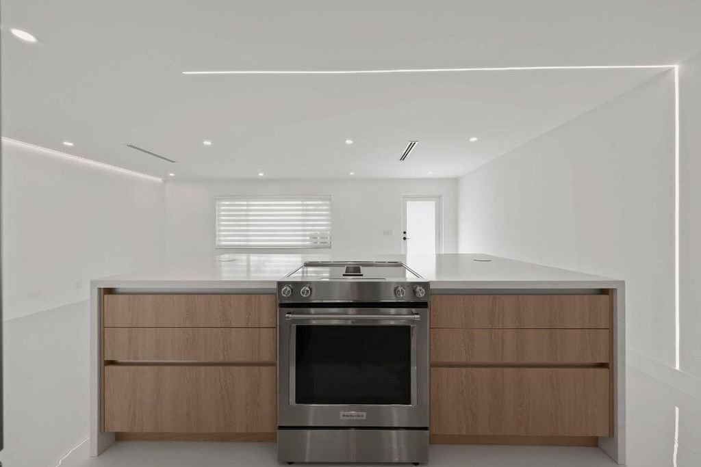 Image 30 of property listing at 979 NW 8th Street, Boca Raton, FL 33486