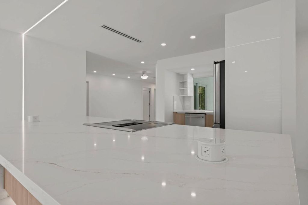 Image 31 of property listing at 979 NW 8th Street, Boca Raton, FL 33486