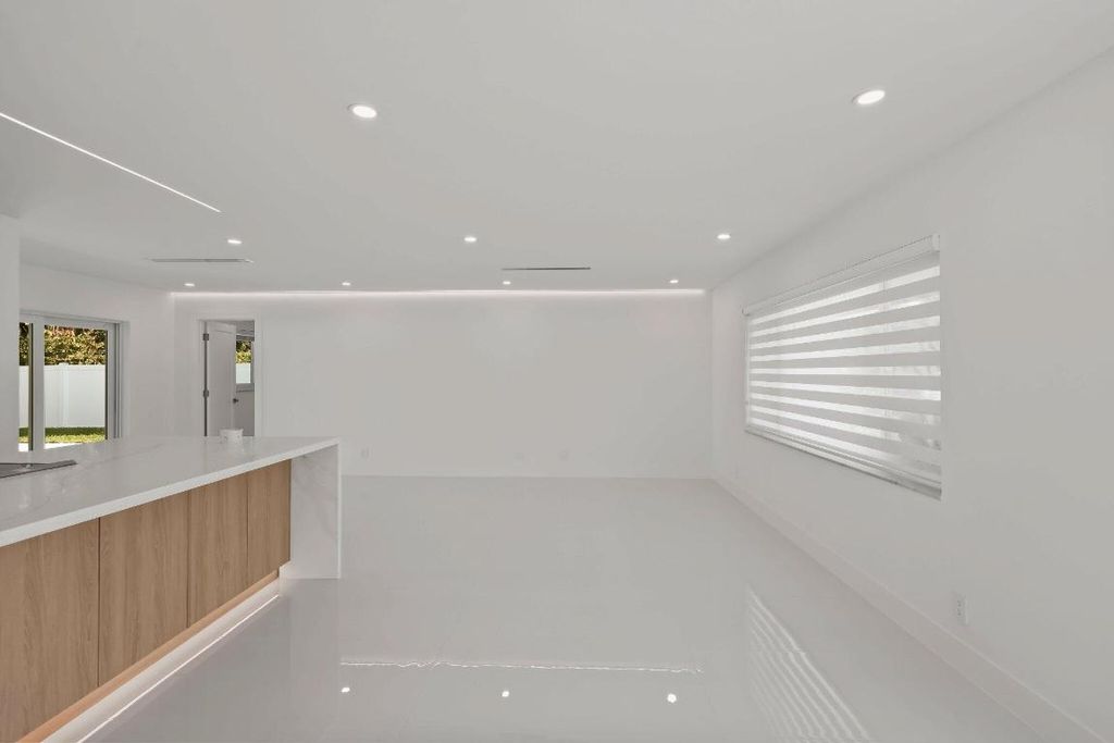 Image 34 of property listing at 979 NW 8th Street, Boca Raton, FL 33486