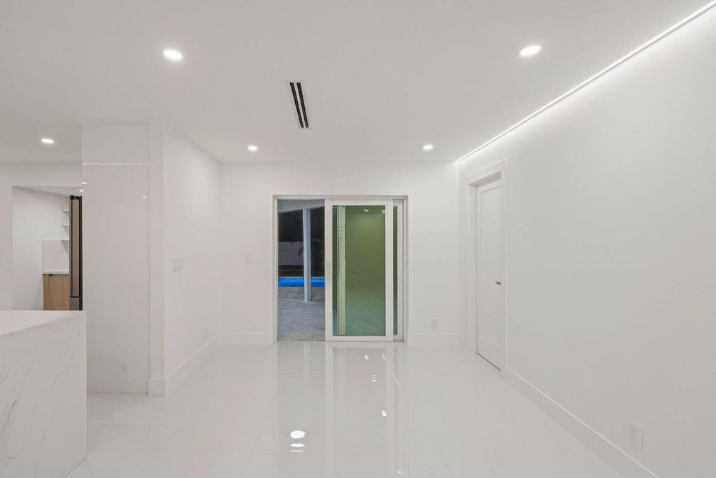 Image 37 of property listing at 979 NW 8th Street, Boca Raton, FL 33486