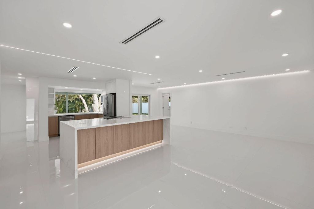 Image 5 of property listing at 979 NW 8th Street, Boca Raton, FL 33486