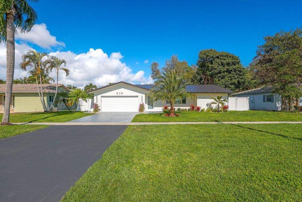 Image 7 of property listing at 979 NW 8th Street, Boca Raton, FL 33486