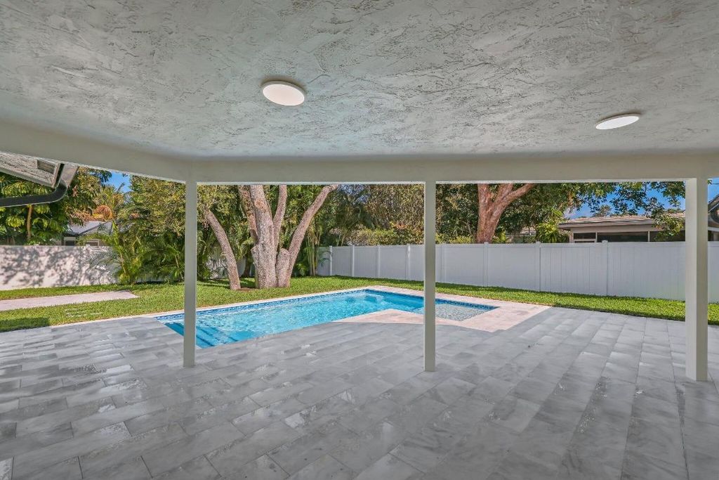 Image 71 of property listing at 979 NW 8th Street, Boca Raton, FL 33486