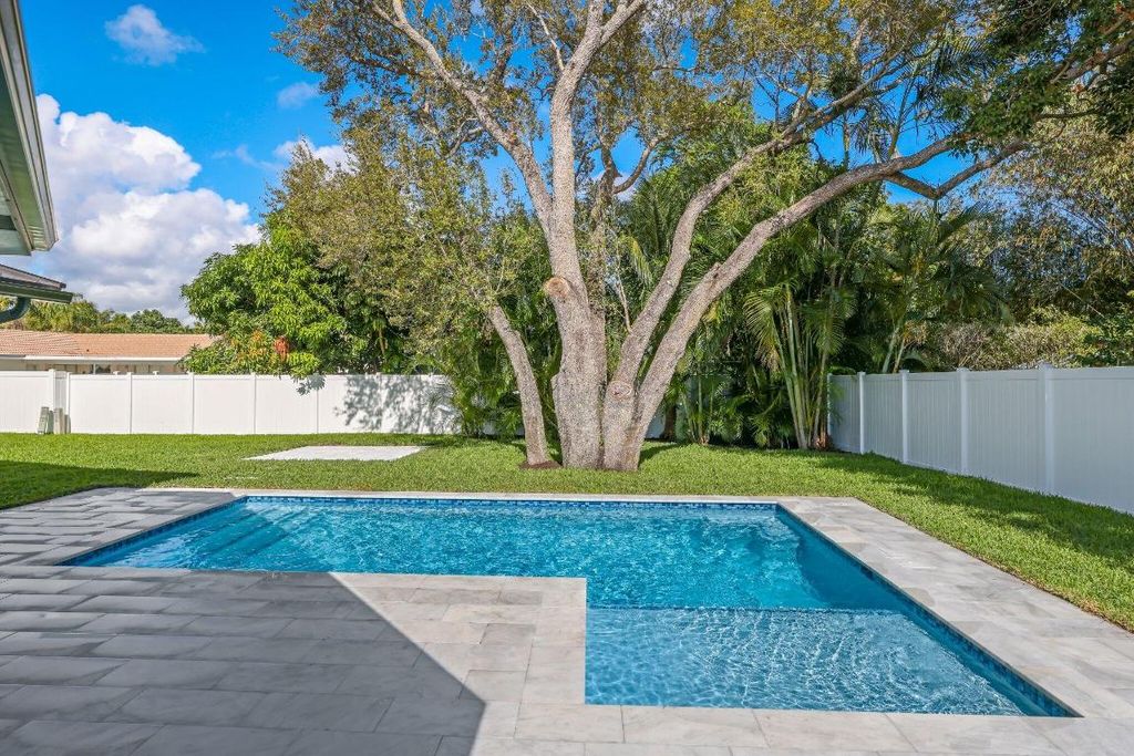 Image 77 of property listing at 979 NW 8th Street, Boca Raton, FL 33486