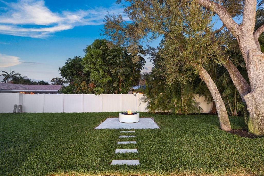 Image 90 of property listing at 979 NW 8th Street, Boca Raton, FL 33486