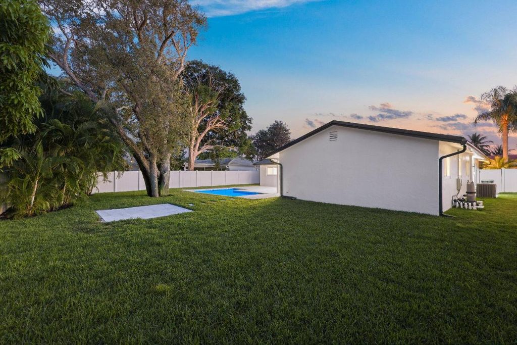 Image 95 of property listing at 979 NW 8th Street, Boca Raton, FL 33486