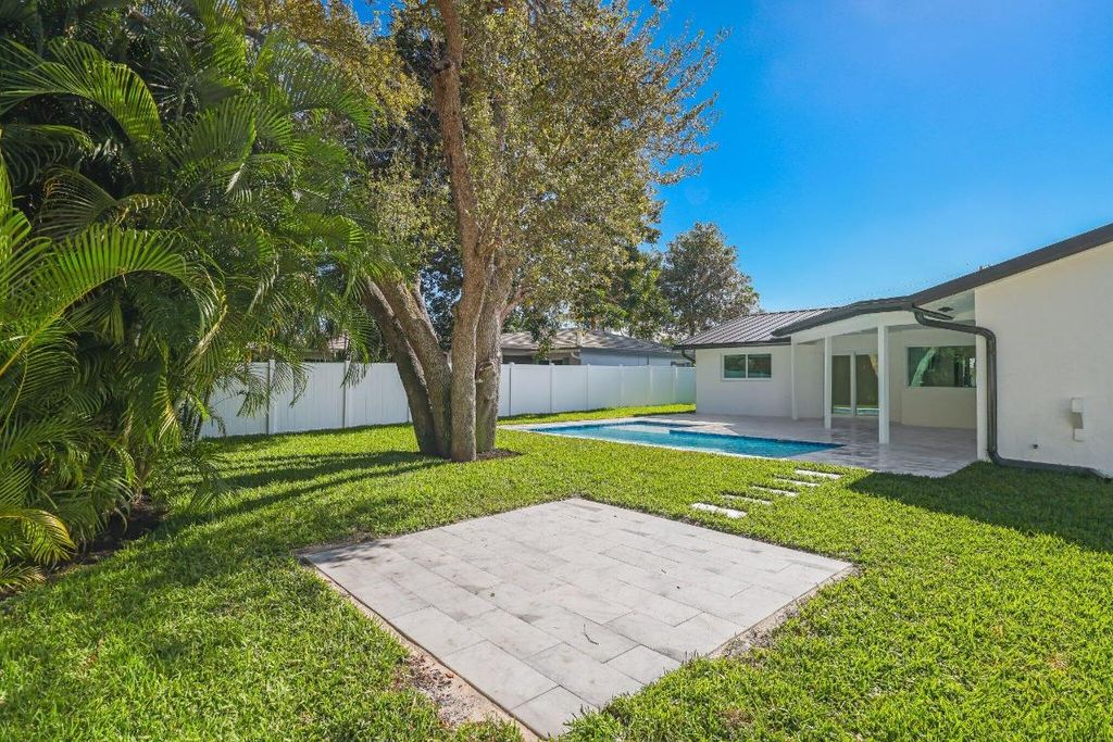 Image 98 of property listing at 979 NW 8th Street, Boca Raton, FL 33486