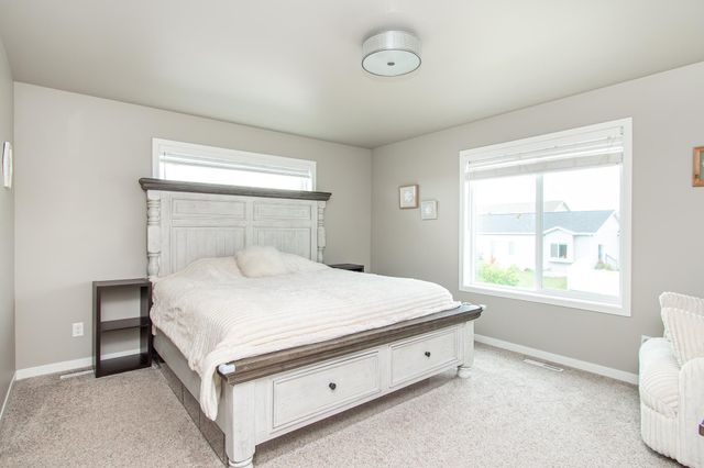 5752 58th Street S, Fargo, ND 58104