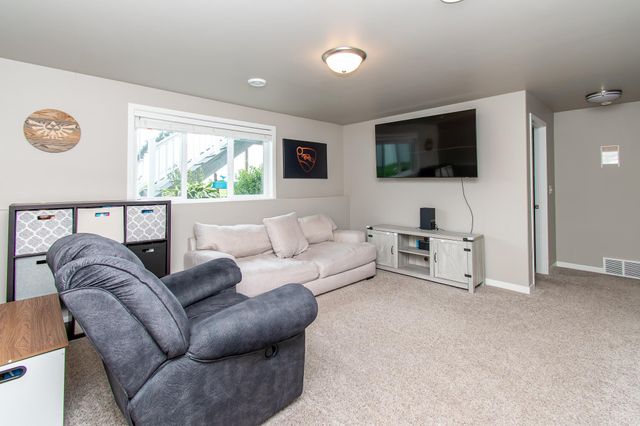 5752 58th Street S, Fargo, ND 58104