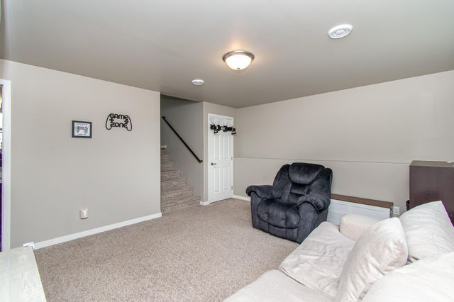 5752 58th Street S, Fargo, ND 58104