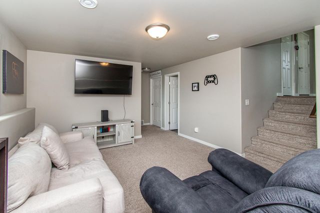 5752 58th Street S, Fargo, ND 58104