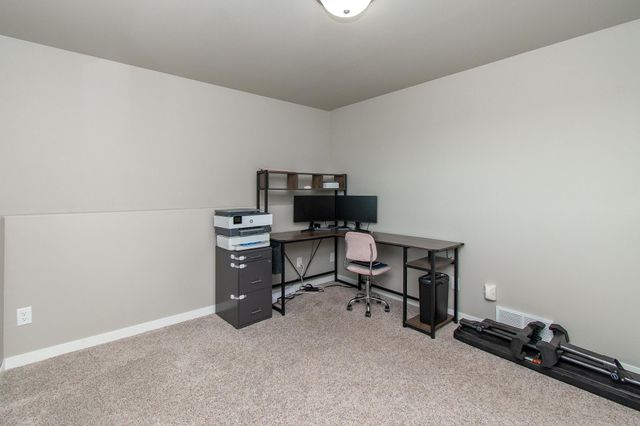 5752 58th Street S, Fargo, ND 58104