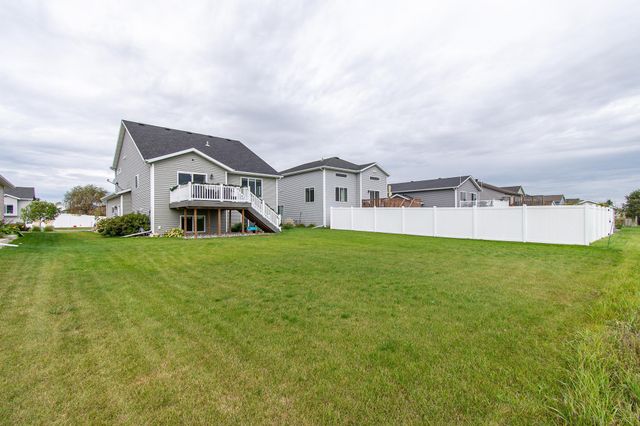 5752 58th Street S, Fargo, ND 58104