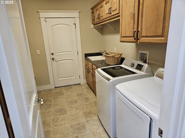 464 OAK VALLEY Loop, Winchester, OR 97495