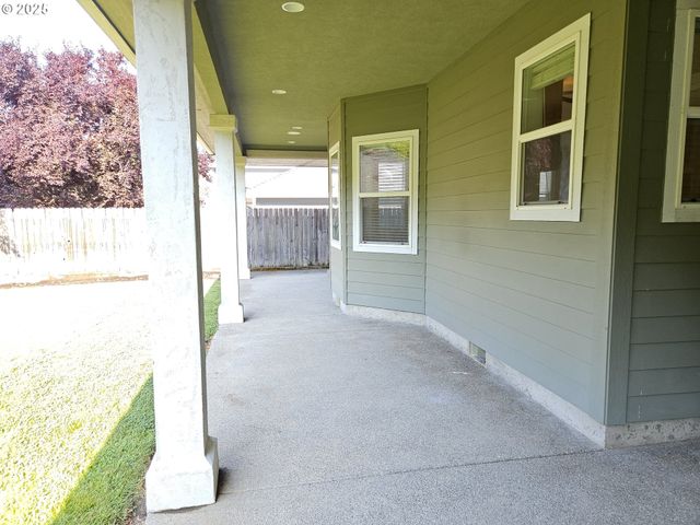 464 OAK VALLEY Loop, Winchester, OR 97495