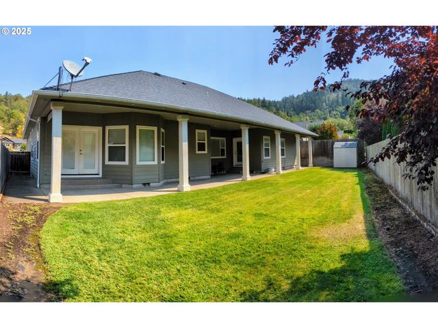 464 OAK VALLEY Loop, Winchester, OR 97495