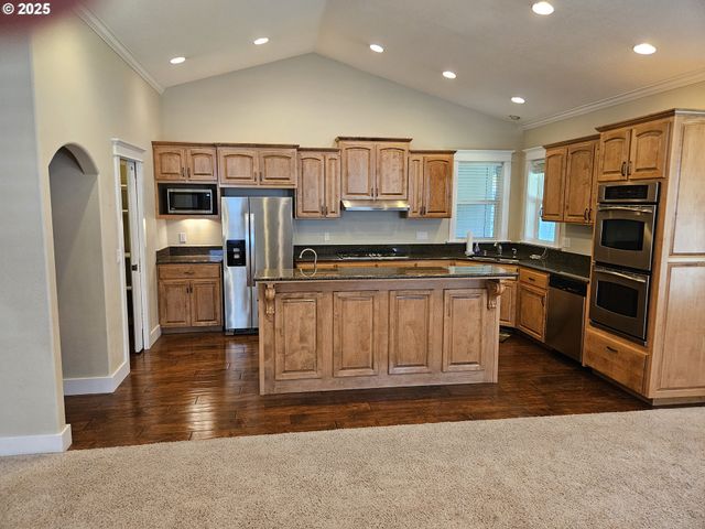 464 OAK VALLEY Loop, Winchester, OR 97495