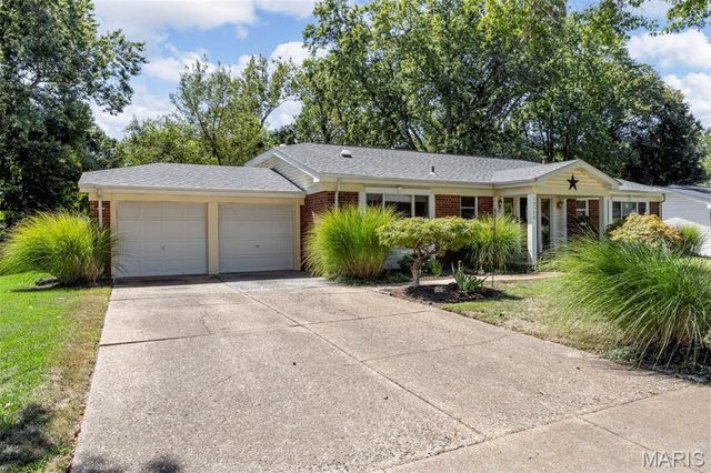 13172 Greenbough Drive, St Louis, MO 63146